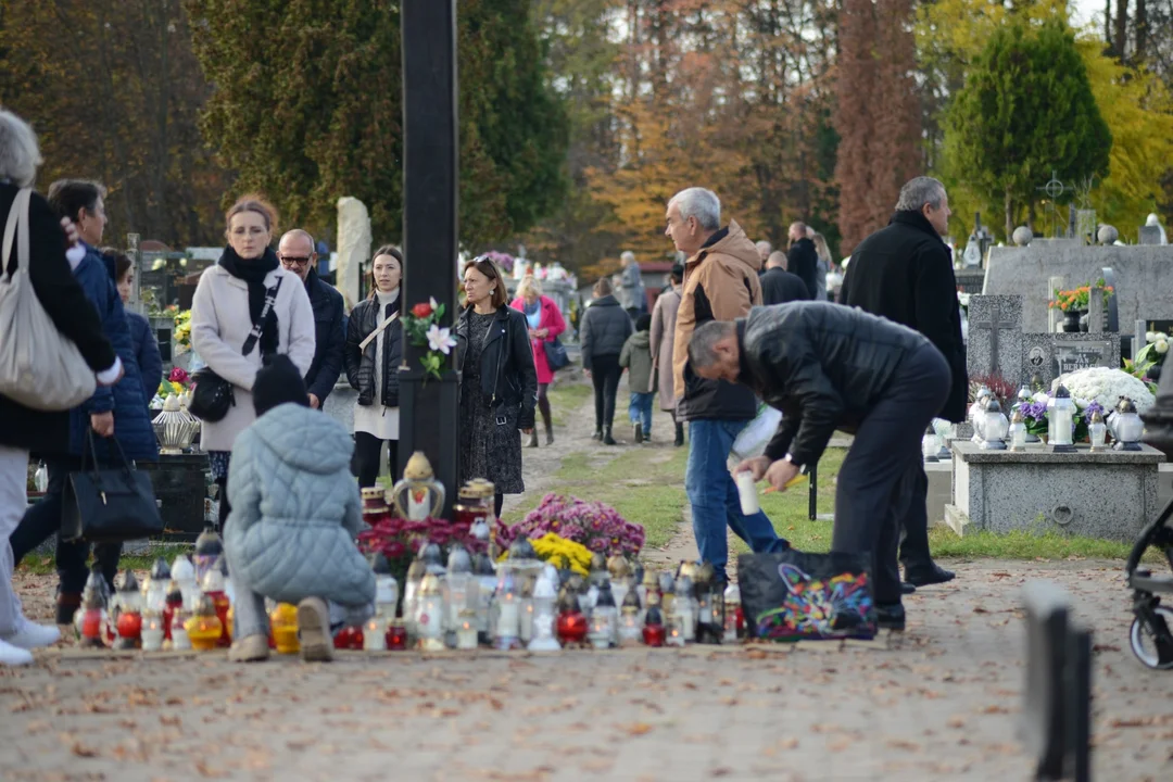 Dzień Wszystkich Świętych 2022: cmentarz parafialny i cmentarz na osiedlu Miechocin w Tarnobrzegu