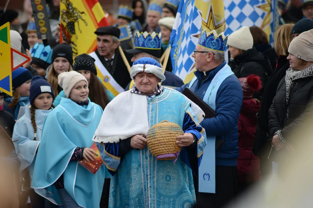 Tysiące osób na Orszaku Trzech Króli w Tarnobrzegu. Kolędy, pokłon Jezusowi i bułeczki szczęścia. Byłeś tam? Odszukaj na fotografiach siebie lub swoich znajomych [ZDJĘCIA] - Zdjęcie główne