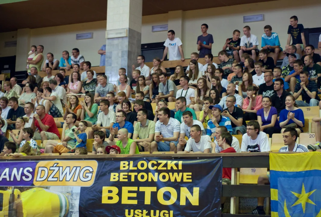 50 lat koszykówki w Tarnobrzegu. Efektowne wsady, zawodnicy Siarki, kibice i piękne Cheerleaders Gdynia