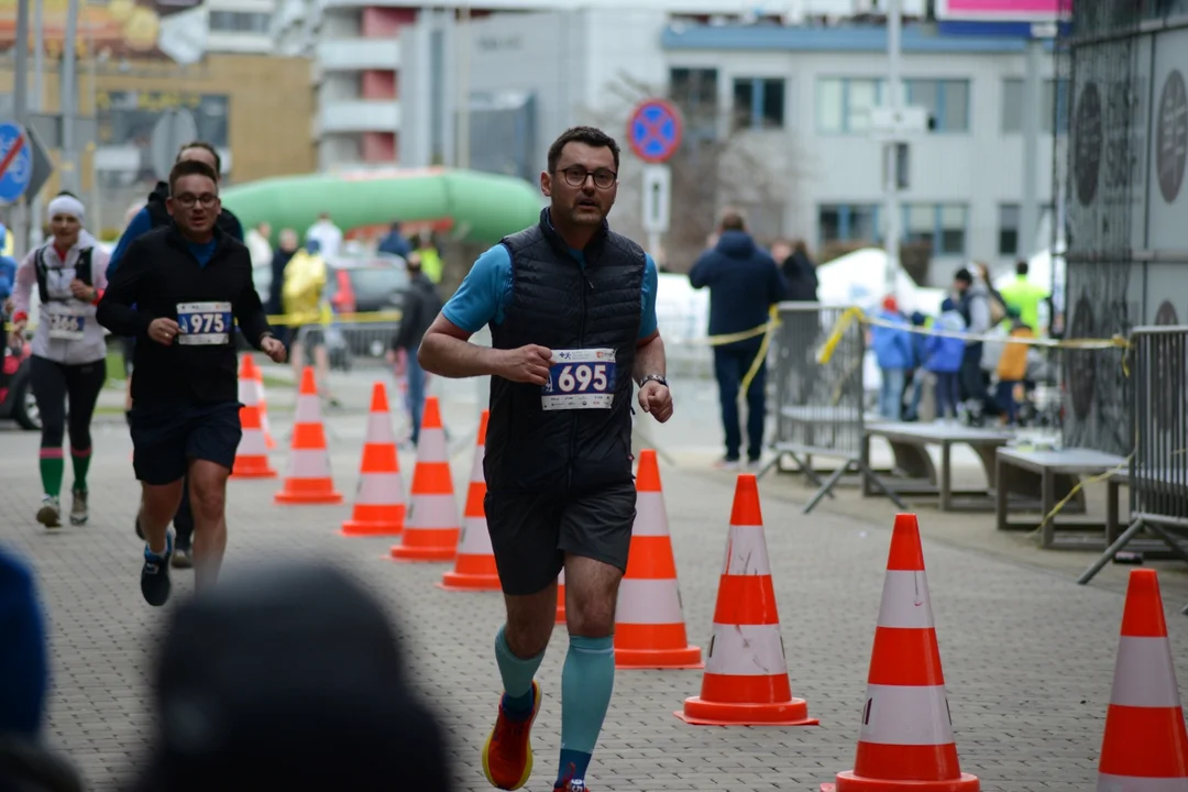 Mnóstwo biegaczy z całego regionu i nie tylko na 16. PKO Półmaratonie Rzeszowskim oraz 8. PKO Sztafecie Półmaratońskiej - zdjęcia część 2