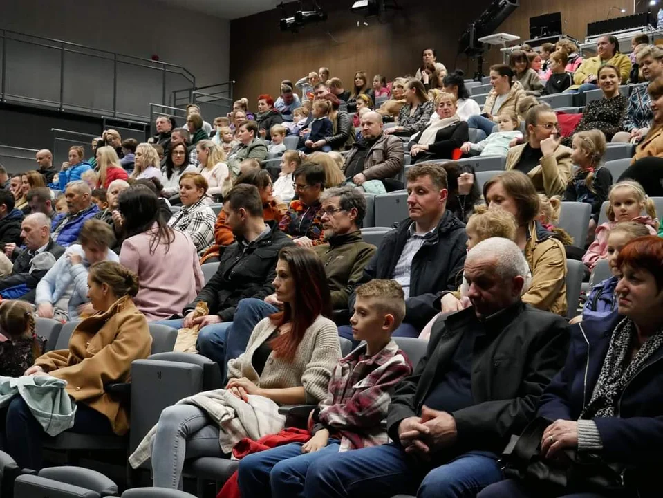 Młodzi  aktorzy opowiadali historię jak dziadek poznał babcię