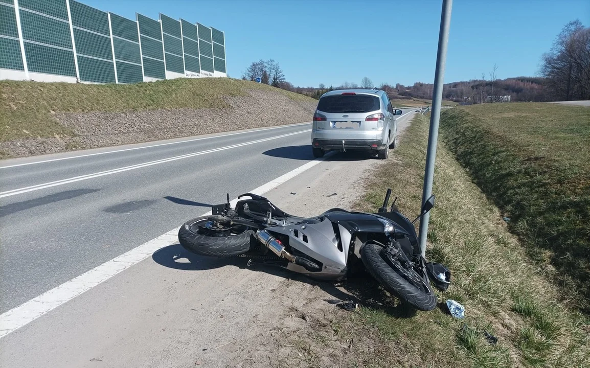 Zderzenie motocyklisty z samochodem osobowym na obwodnicy Brzozowa. Do szpitala trafił kierowca jednośladu - Zdjęcie główne