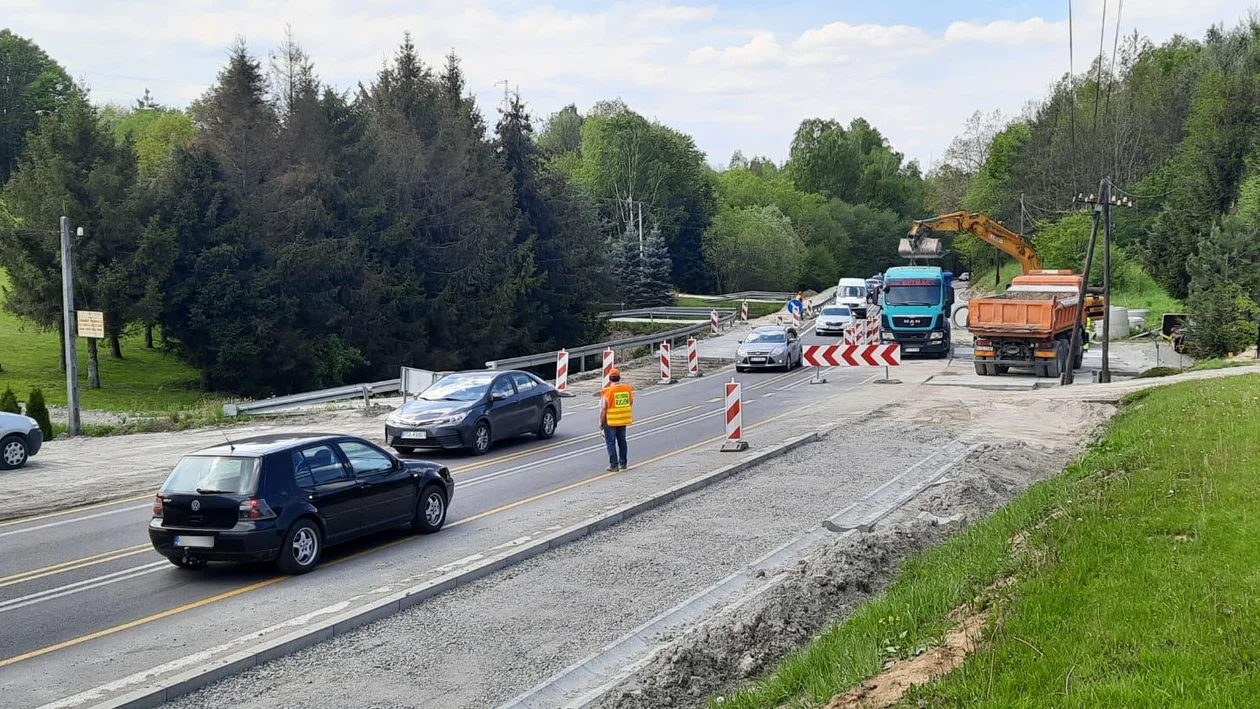 Poprawa infrastruktury dla większego bezpieczeństwa i komfortu. Trwa przebudowa drogi krajowej Sanok - Zagórz - Zdjęcie główne