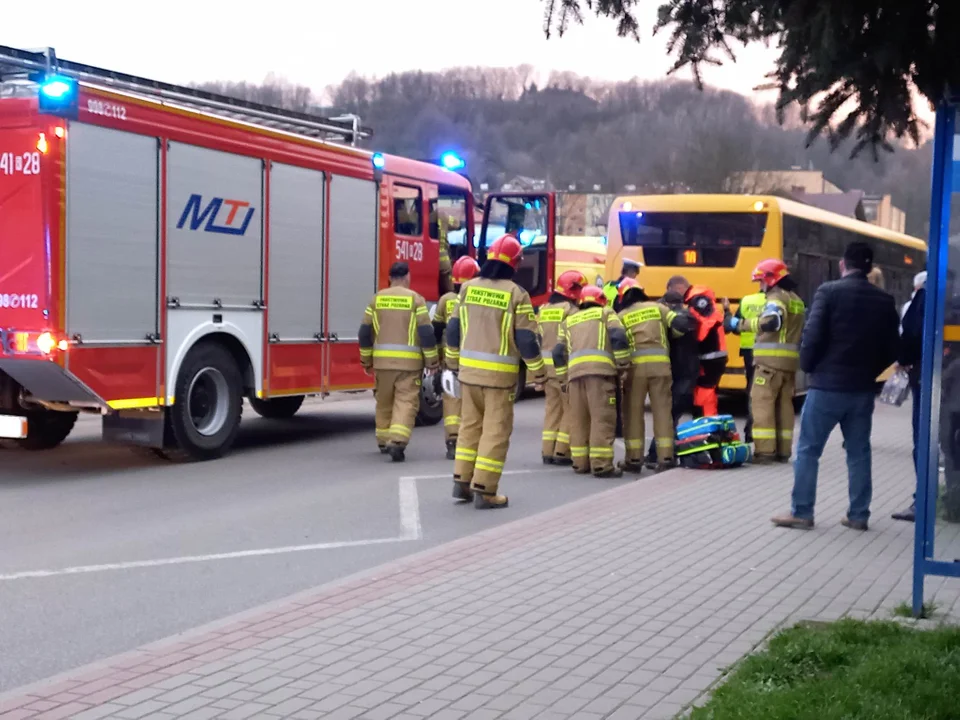 Sanok. Mężczyzna podczas wysiadania wpadł pod autobus na przystanku przy ul. Sadowej [ZDJĘCIA] - Zdjęcie główne