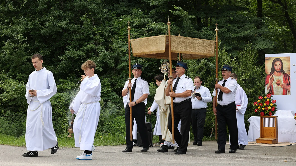 Uroczystość Bożego Ciała w Sarnowie. Rzesza wiernych uczestniczyła w procesji [ZDJĘCIA] - Zdjęcie główne