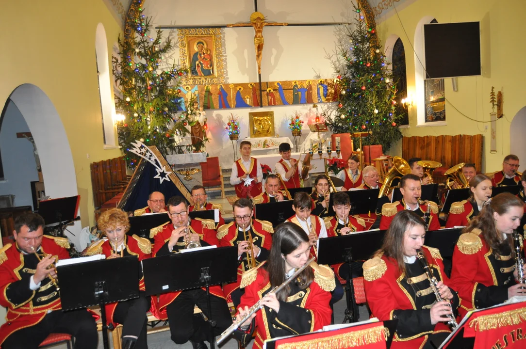 Koncert kolęd Orkiestry Dętej Dobrynin w kościele w Dobryninie