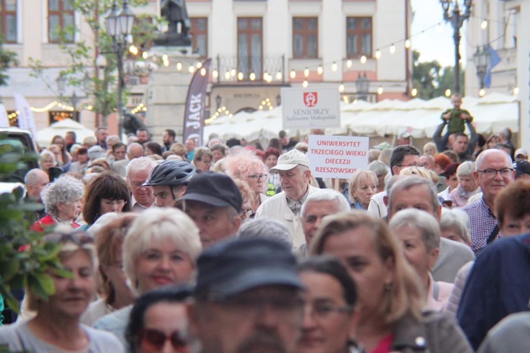 Korowód seniorów i potańcówka miejska w Parku Jedności Polonii z Macierzą