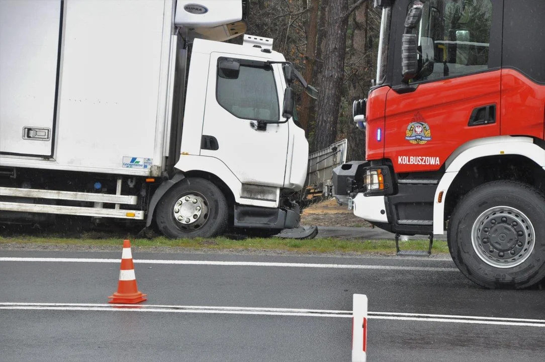 Śmiertelny wypadek na DK9 w Komorowie. Nie żyje małżeństwo. Nowe zdjęcia