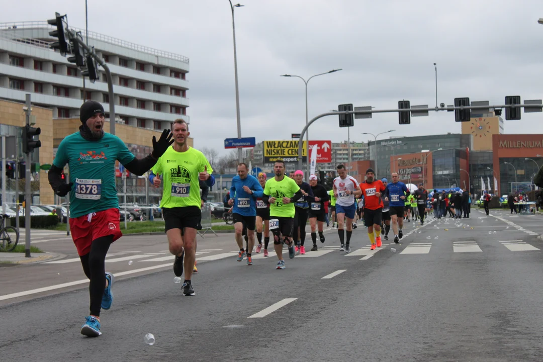 16. PKO Półmaraton Rzeszowski. Szczęśliwi biegacze na trasie oraz na meci