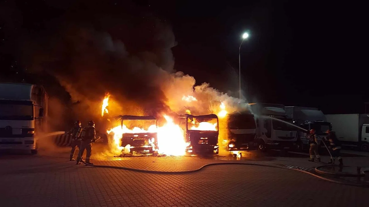 Pożar 4 ciężarówek na ul. Strefowej w Głogowie Małopolskim. Ogień gasiło 30 strażaków. Straty są ogromne - Zdjęcie główne