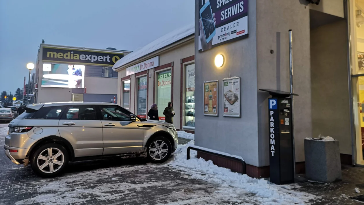 Płatny parking przed Galerią nad Nilem, Stokrotką i Mrówką w Kolbuszowej. Ile czasu można za darmo z niego korzystać? [ZDJĘCIA] - Zdjęcie główne