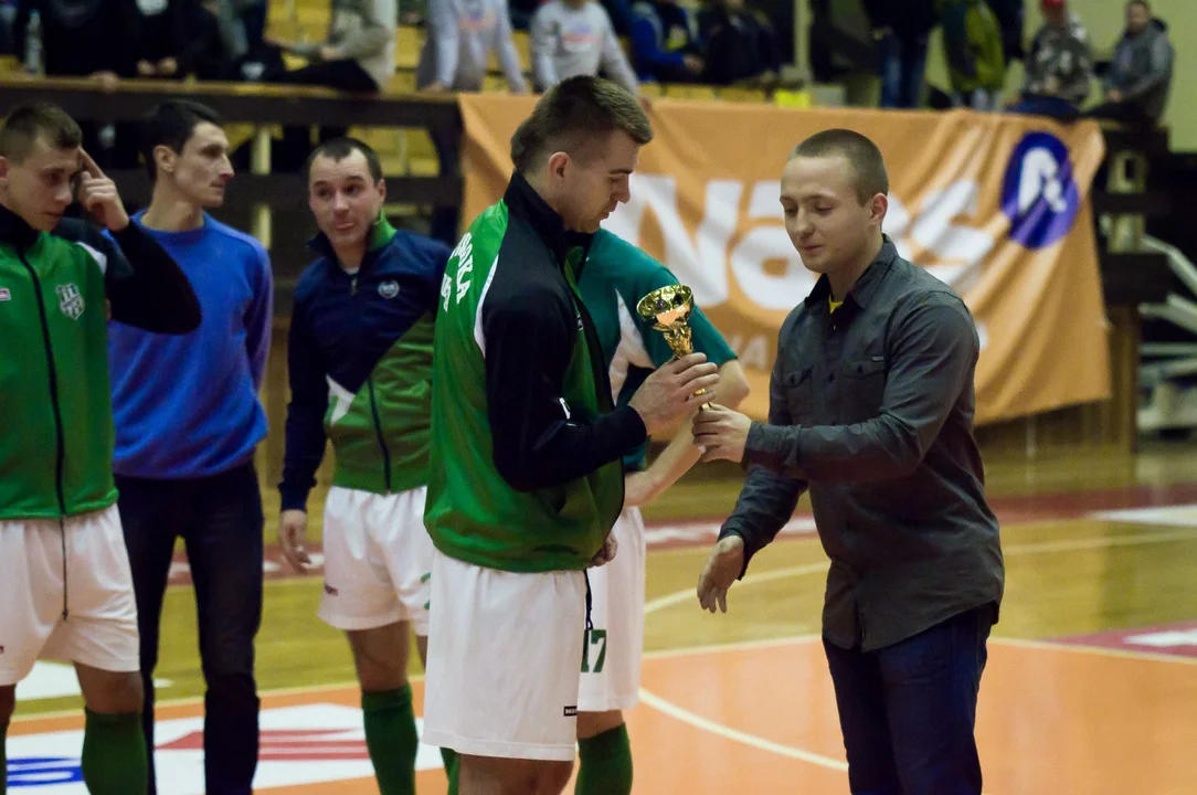 "Siarkowcy Dzieciakom 2013" - licytacje, kibice na trybunach, a na parkiecie - Mateusz Borek, Jacek Bąk, Mariusz Kukiełka, Cezary Kucharski, Tomasz Kłos i wielu innych