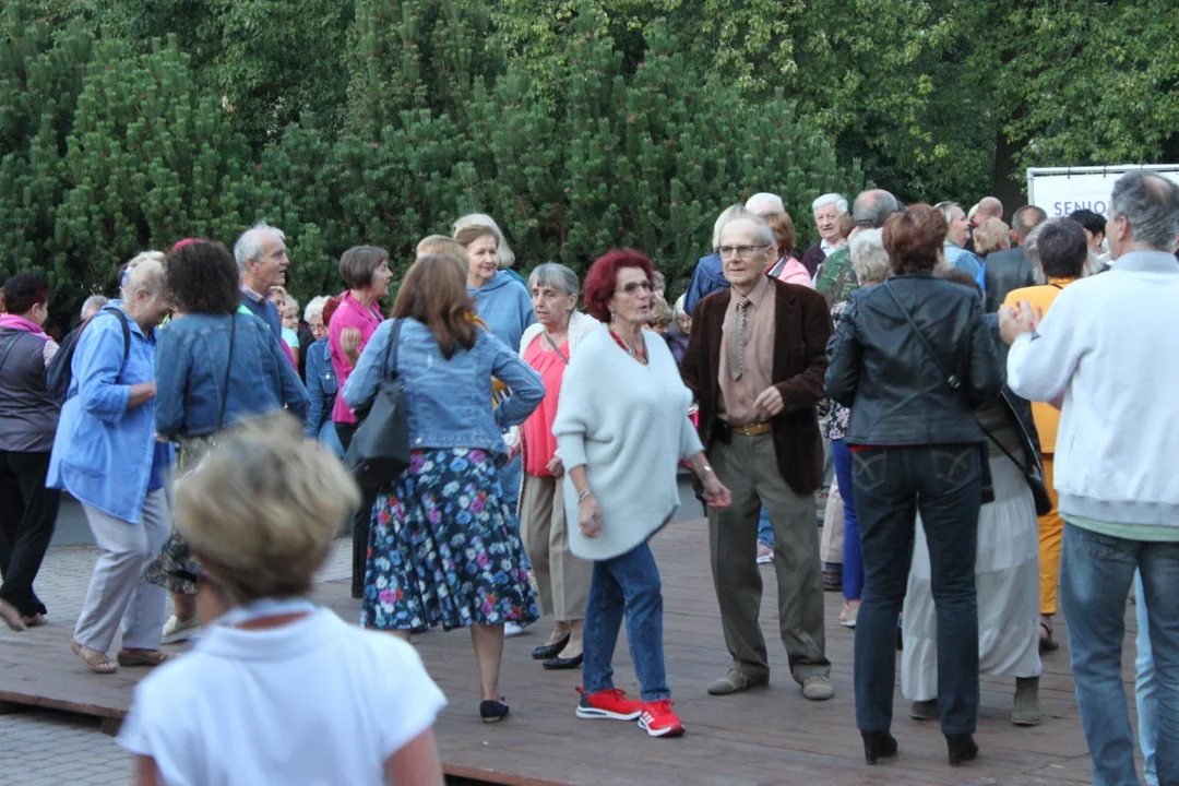 Korowód seniorów i potańcówka miejska w Parku Jedności Polonii z Macierzą