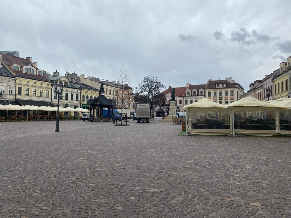 Trwa montaż letnich ogródków na rynku w Rzeszowie