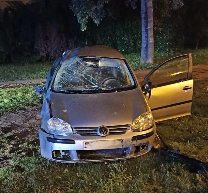 Rzeszów: Samochód z 20-letnim kierowcą stoczył się ze skarpy