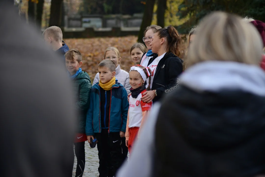 Tłumy na Biegu Historycznym "Dzieci dla Niepodległej" w Tarnobrzegu. Blisko 200 uczestników pobiegło alejkami Parku Dzikowskiego