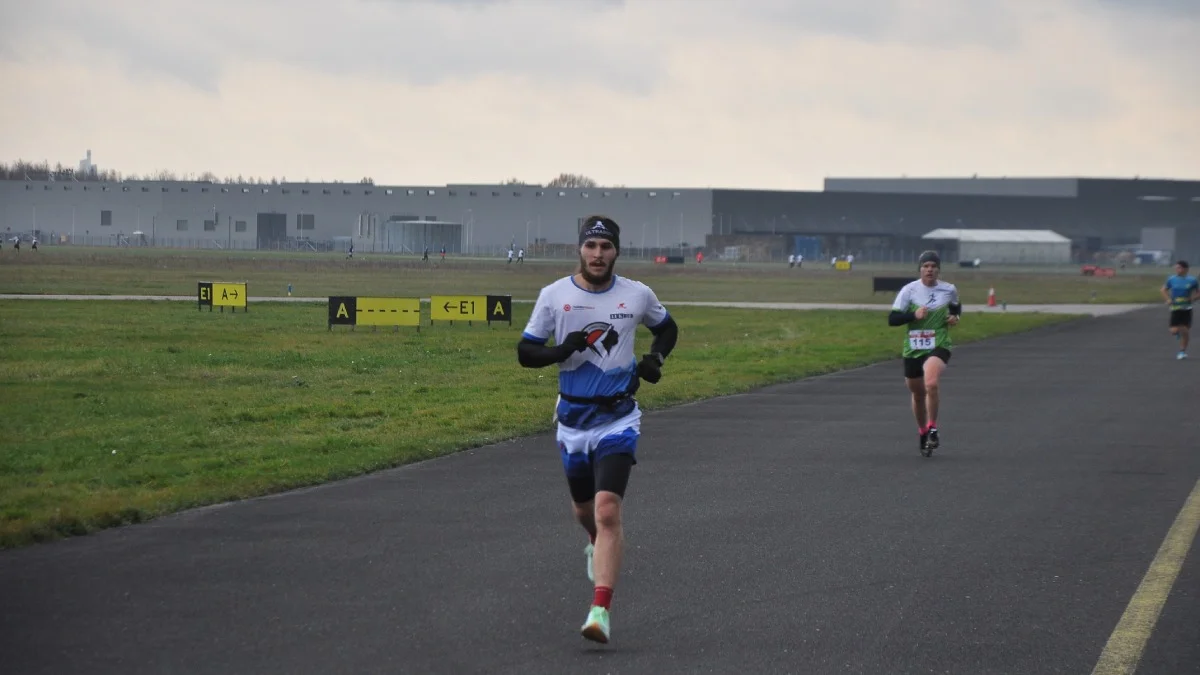 Przebiegli 6,5 km po mieleckim lotnisku. 6. Bieg Niepodległości [ZDJĘCIA]