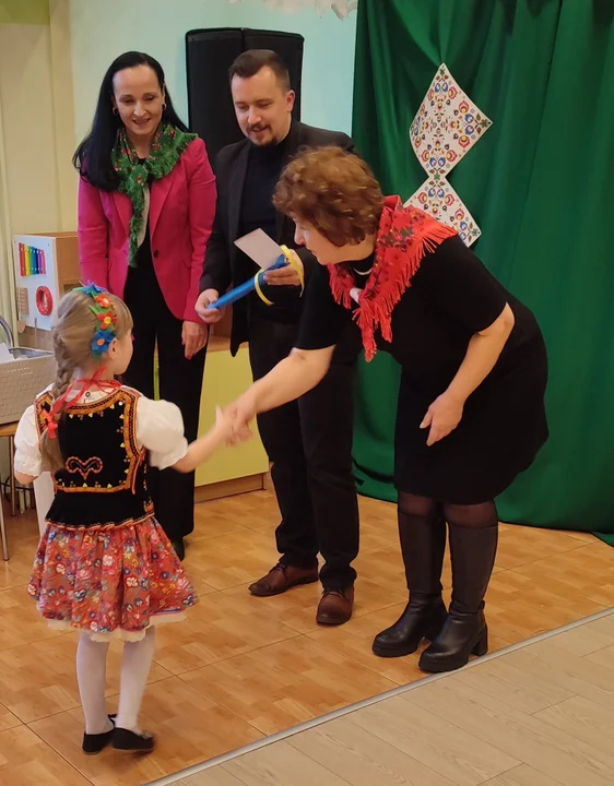 Przedszkolaki prezentują swoje talenty