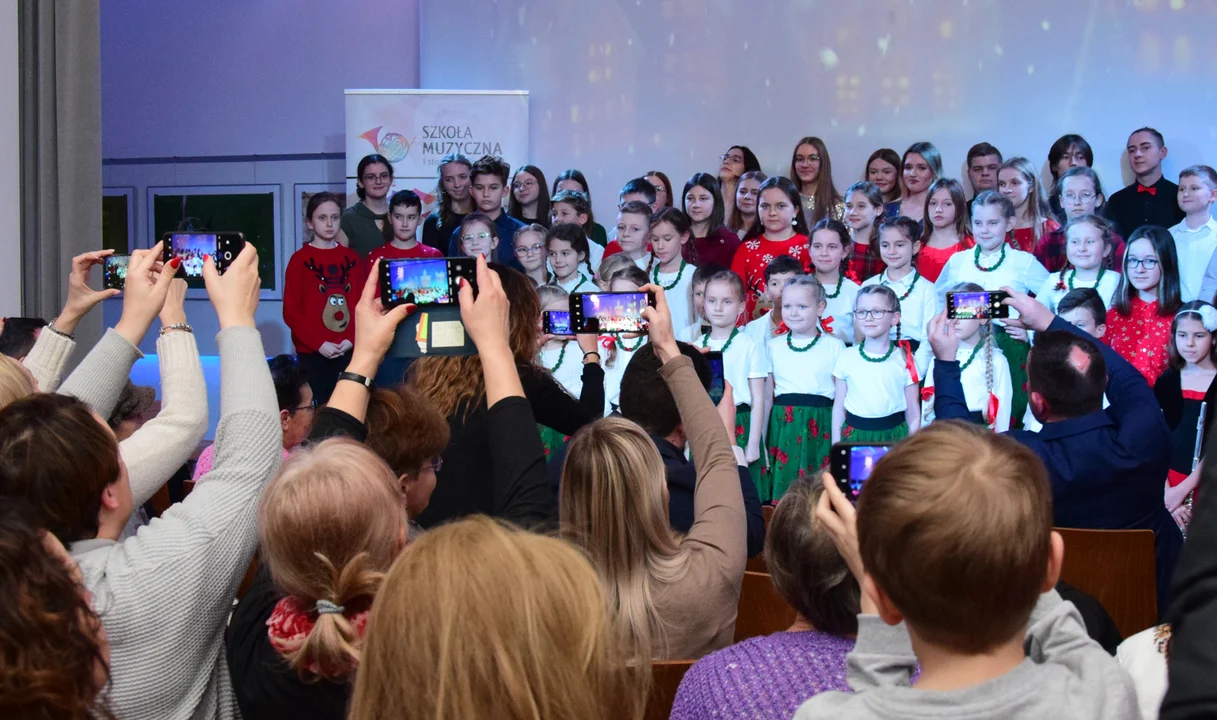 Koncert kolęd i pastorałek w bibliotece w Kolbuszowej. Na scenie muzycy ze szkoły w Niwiskach i Mielcu [ZDJĘCIA] - Zdjęcie główne