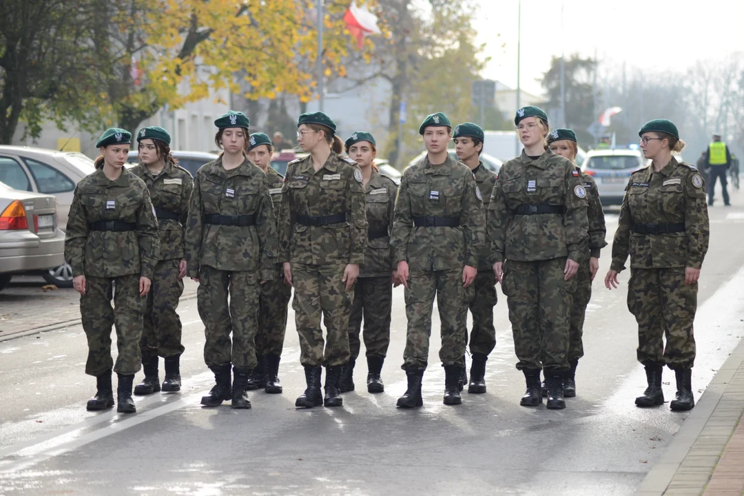 Narodowe Święto Niepodległości w Tarnobrzegu. Uroczystości przy pomniku Marszałka Józefa Piłsudskiego. - 104 lata temu narodziła się nowoczesna Polska - mówi prezydent miasta Dariusz Bożek [ZDJĘCIA - CZĘŚĆ 1]