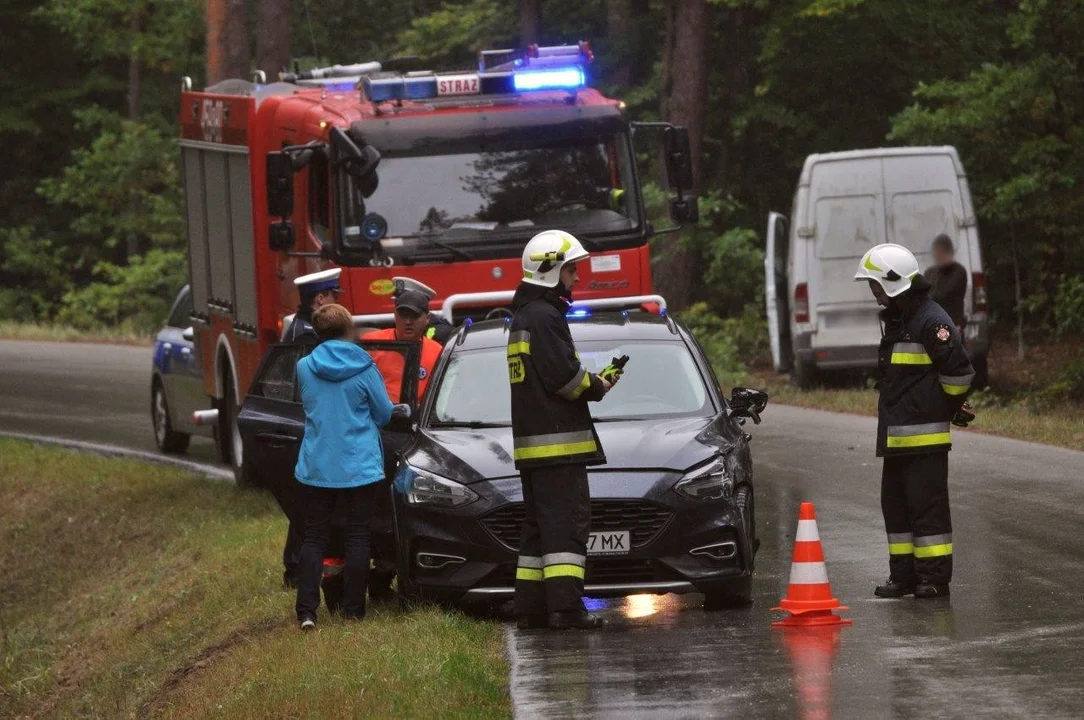 Wypadek w Hucisku. Zderzenie samochodu osobowego z busem. Są poszkodowani [ZDJĘCIA - AKTUALIZACJA] - Zdjęcie główne