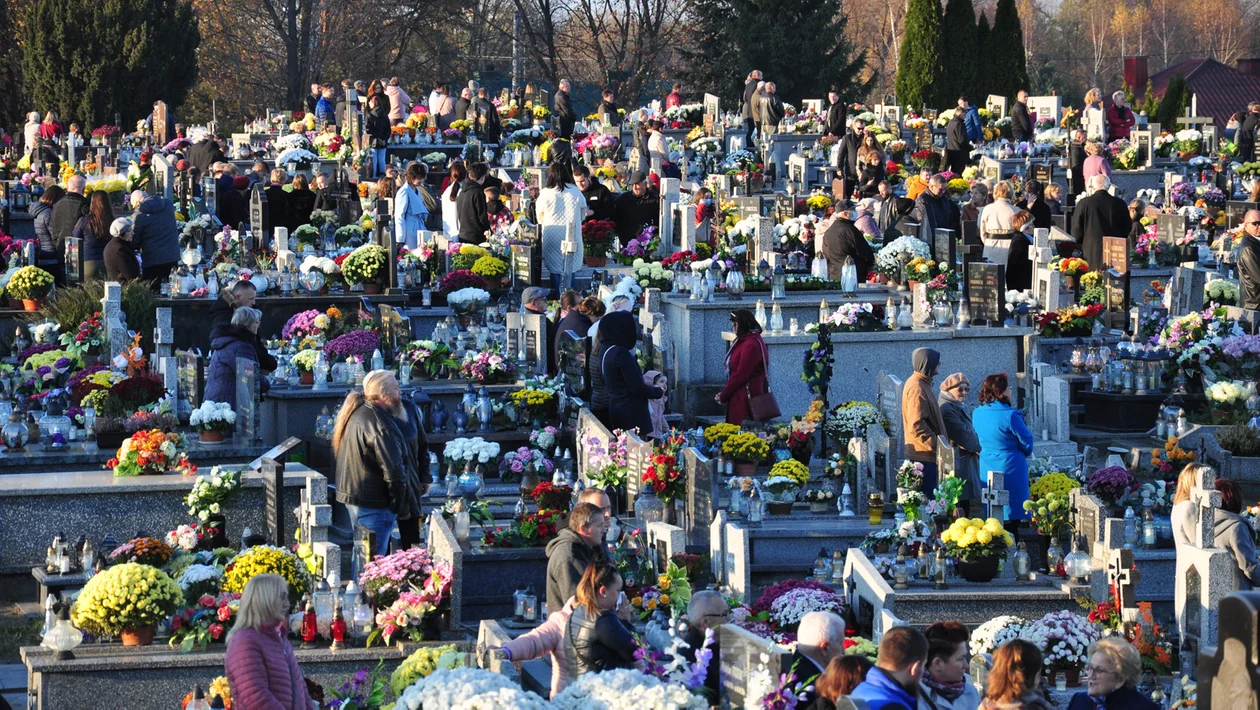 Wiązanki na groby 2022. Co w tym roku znajdziemy w kwiaciarniach w Kolbuszowej? [ZDJĘCIA] - Zdjęcie główne