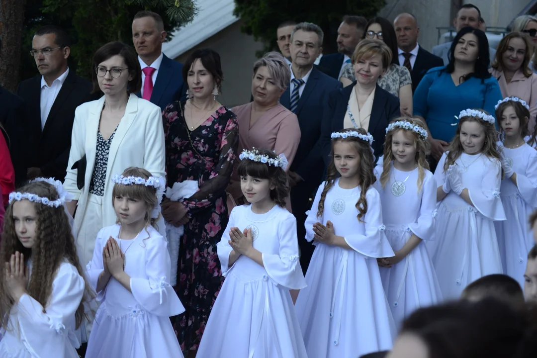 Pierwsza Komunia Święta dzieci ze Szkoły Podstawowej numer 10 w Tarnobrzegu. Parafia Matki Bożej Nieustającej Pomocy
