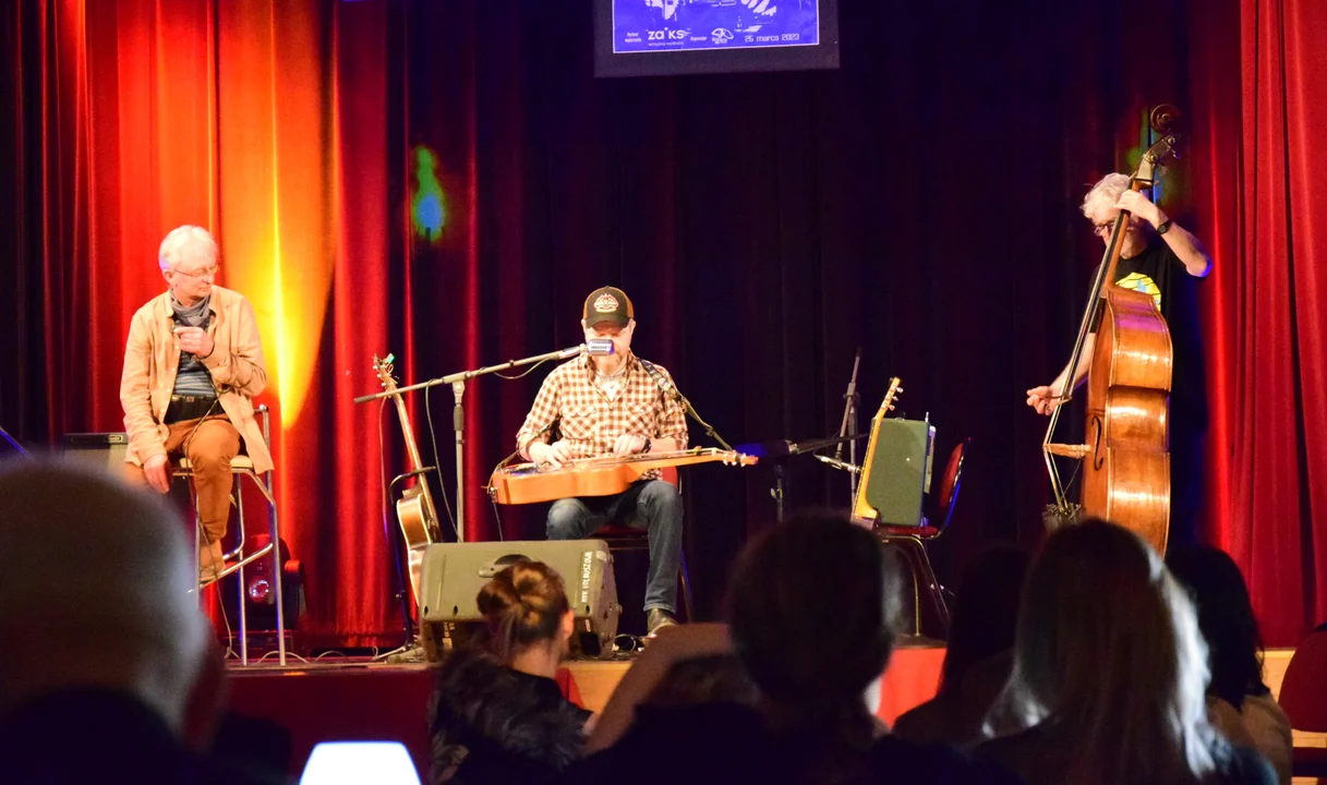 Bluesowe klimaty w MDK w Kolbuszowej. Za nami koncert, kiermasz płyt i prezentacja fotografii Magdaleny Małaczyńskiej [ZDJĘCIA] - Zdjęcie główne