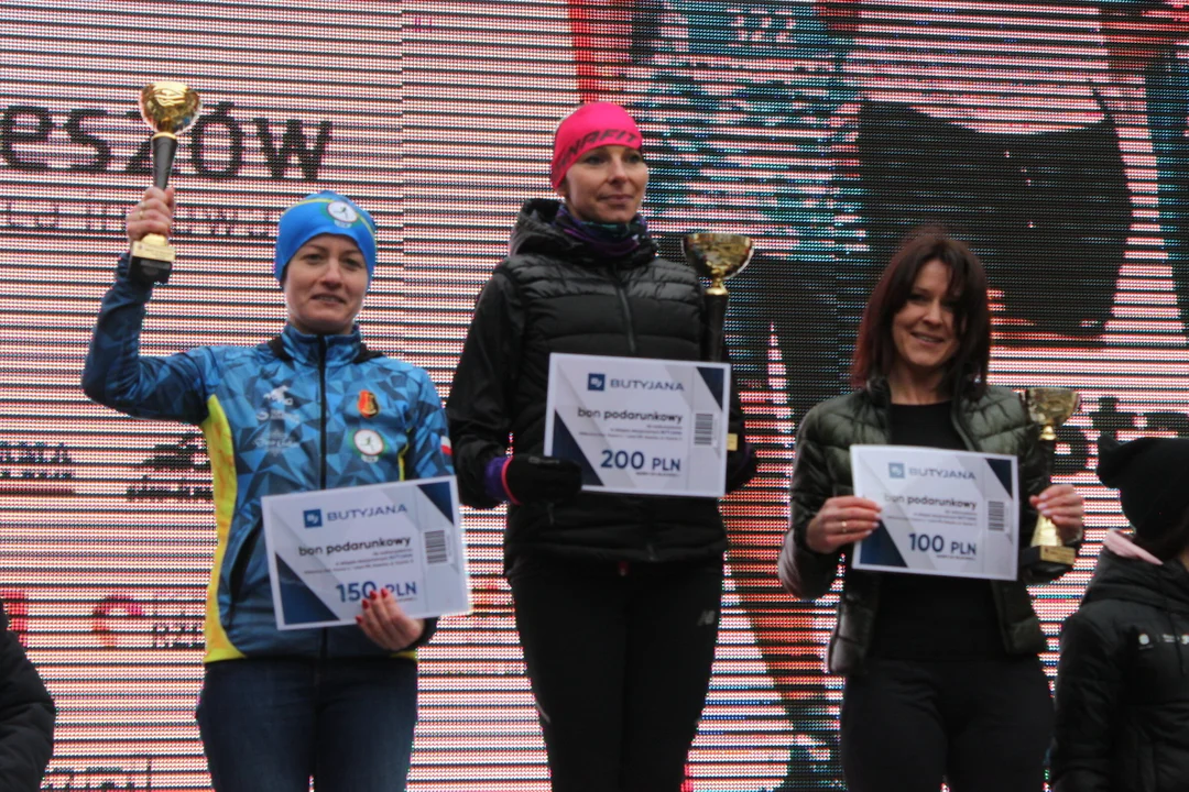 Rz24: 16. PKO Półmaraton Rzeszowski. Zwycięzcy na podium na skwerze Millenium Hall. Galeria część trzecia