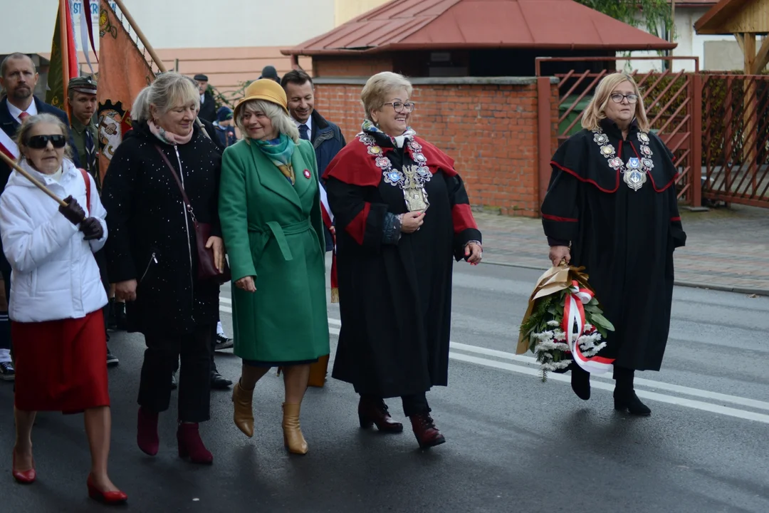 Narodowe Święto Niepodległości w Tarnobrzegu. Uroczystości przy pomniku Marszałka Józefa Piłsudskiego. - 104 lata temu narodziła się nowoczesna Polska - mówi prezydent miasta Dariusz Bożek [ZDJĘCIA - CZĘŚĆ 1]