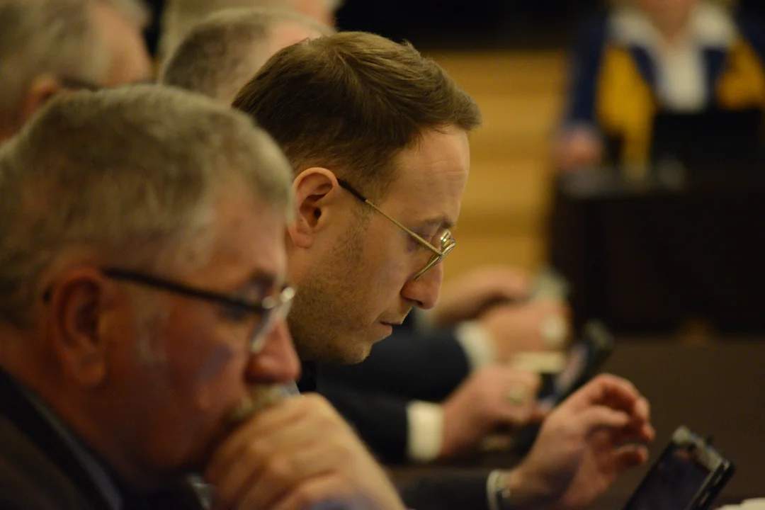 Rada Miasta Tarnobrzega w obronie dobrego imienia świętego Jana Pawła II. Kto i jak głosował? "Święty Janie Pawle II wstawiaj się za nami, wstawiaj się za Polską" [ZDJĘCIA] - Zdjęcie główne