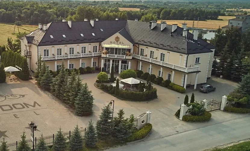 Wielki pałac i hotel koło Rzeszowa wciąż są na sprzedaż. Widok robi wrażenie, podobnie jak wycena [ZDJĘCIA] - Zdjęcie główne