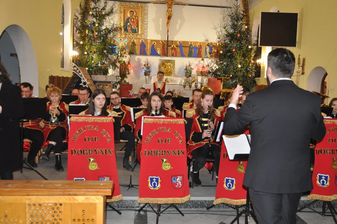 Koncert kolęd Orkiestry Dętej Dobrynin w kościele w Dobryninie