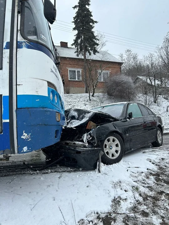 Trudne warunki na podkarpackich drogach. Kilka poważnych wypadków