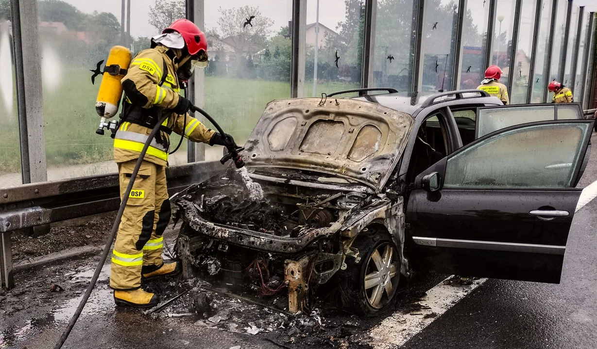 Pożar samochodu na DK9 relacji Kolbuszowa - Rzeszów w Głogowie Małopolskim. Autem podróżowała rodzina z dziećmi [ZDJĘCIA - AKTUALIZACJA] - Zdjęcie główne