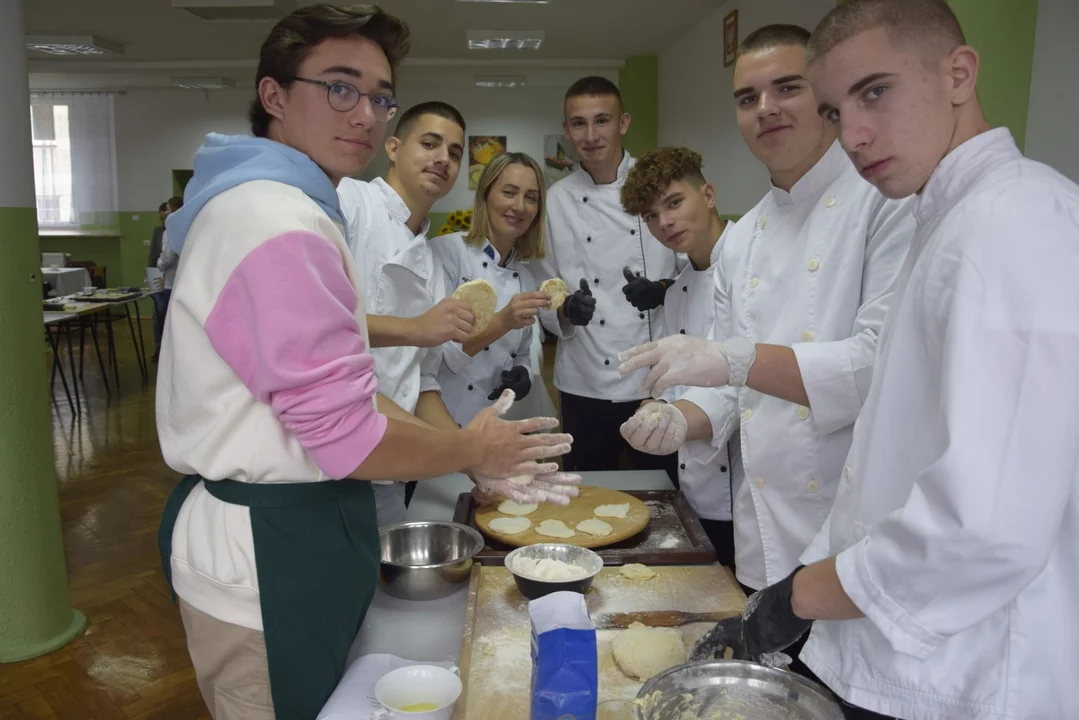 Szkoła w Weryni i jej zagraniczni goście. Wspólnie zorganizowali street food w Kolbuszowej [ZDJĘCIA] - Zdjęcie główne