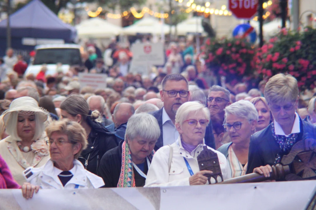 Korowód seniorów i potańcówka miejska w Parku Jedności Polonii z Macierzą