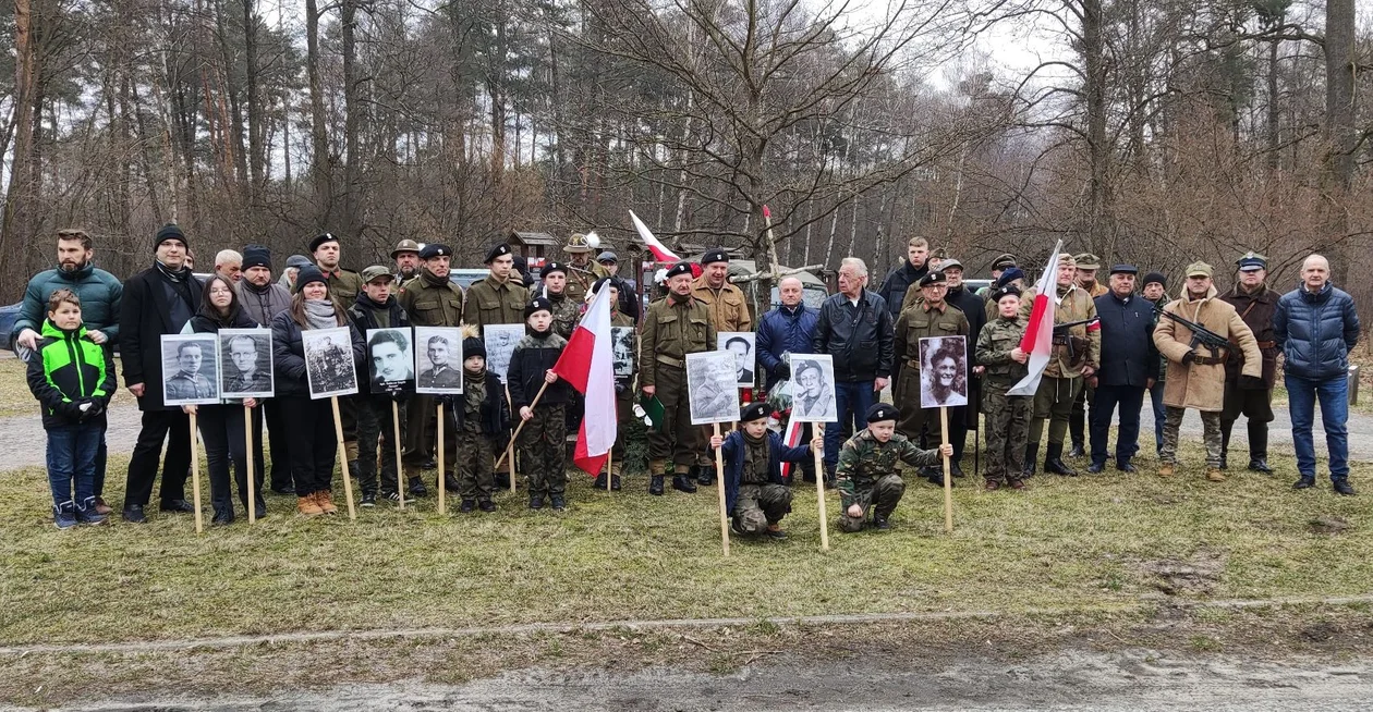 Żołnierz Wyklęty kpt. Józef Zadzierski "Wołyniak" ma swój dąb na Polanie Niezłomnych [ZDJĘCIA] - Zdjęcie główne