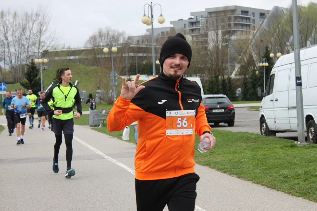 16. PKO Półmaraton Rzeszowski. Szczęśliwi biegacze na trasie oraz na meci