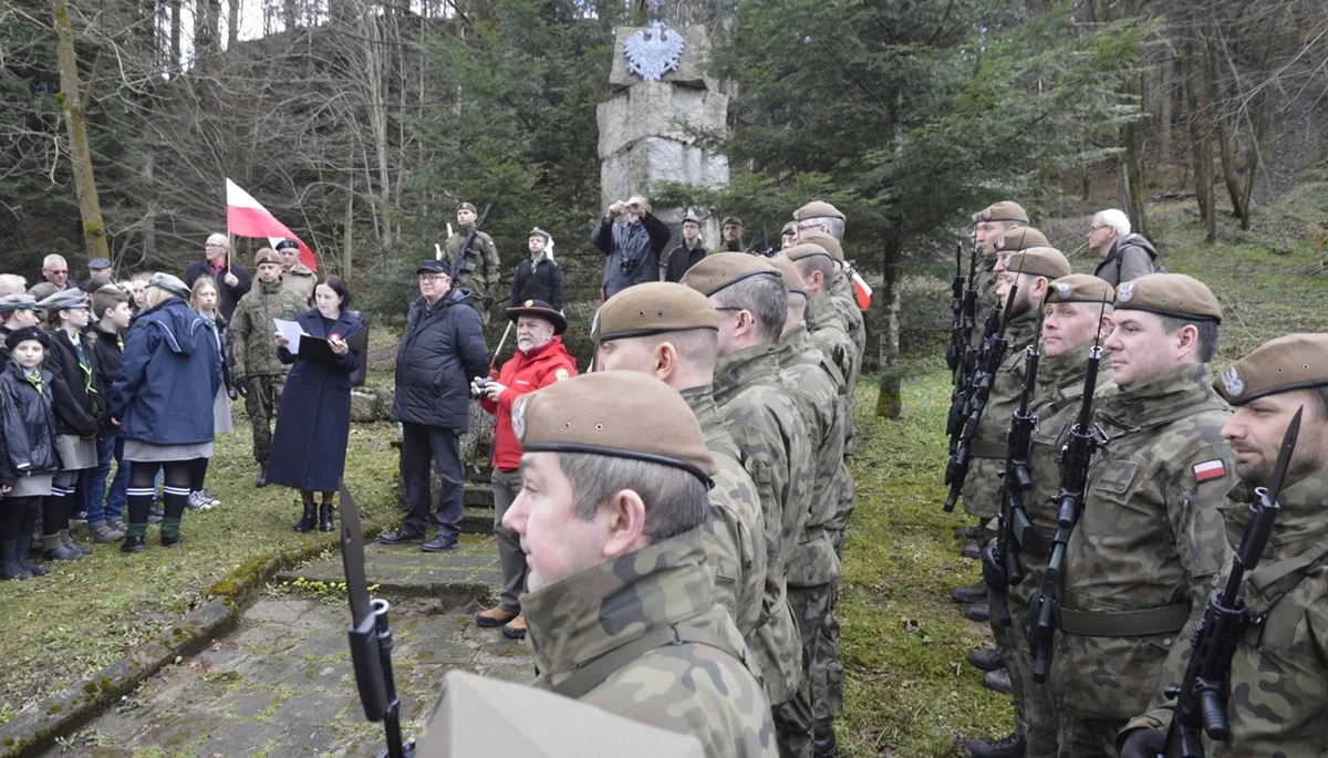 Tablica z nazwiskami Żołnierzy Wojska Polskiego zamordowanych przez OUN-UPA wróciła na pomnik w Łubnem. W 76. rocznicę oddano hołd poległym [ZDJĘCIA] - Zdjęcie główne