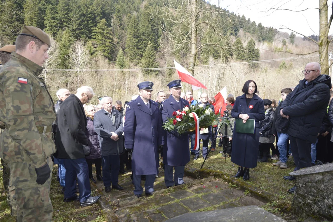 W hołdzie poległym Żołnierzom Wojska Polskiego w Łubnem koło Baligrodu