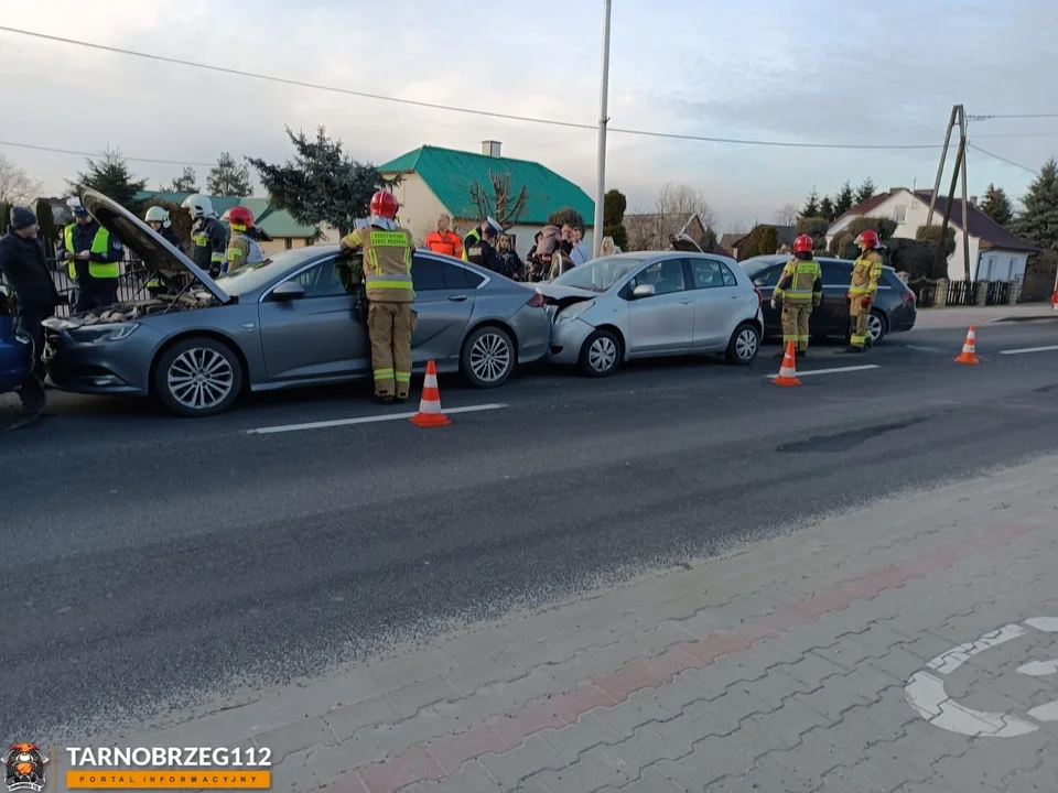 Zderzenie kilku samochodów na trasie Tarnobrzeg - Sandomierz [ZDJĘCIA] - Zdjęcie główne