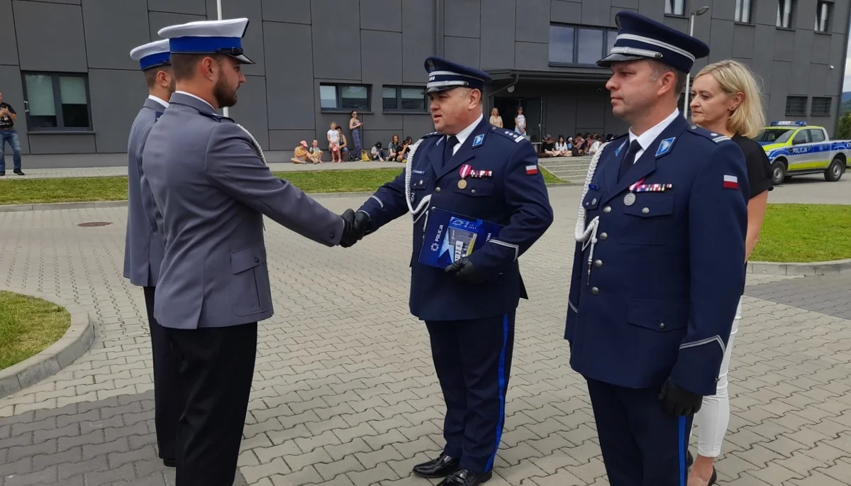 Awanse, nagrody i wyróżnienia. Na placu apelowym przy komendzie w Lesku obchodzono Święto Policji [ZDJĘCIA] - Zdjęcie główne