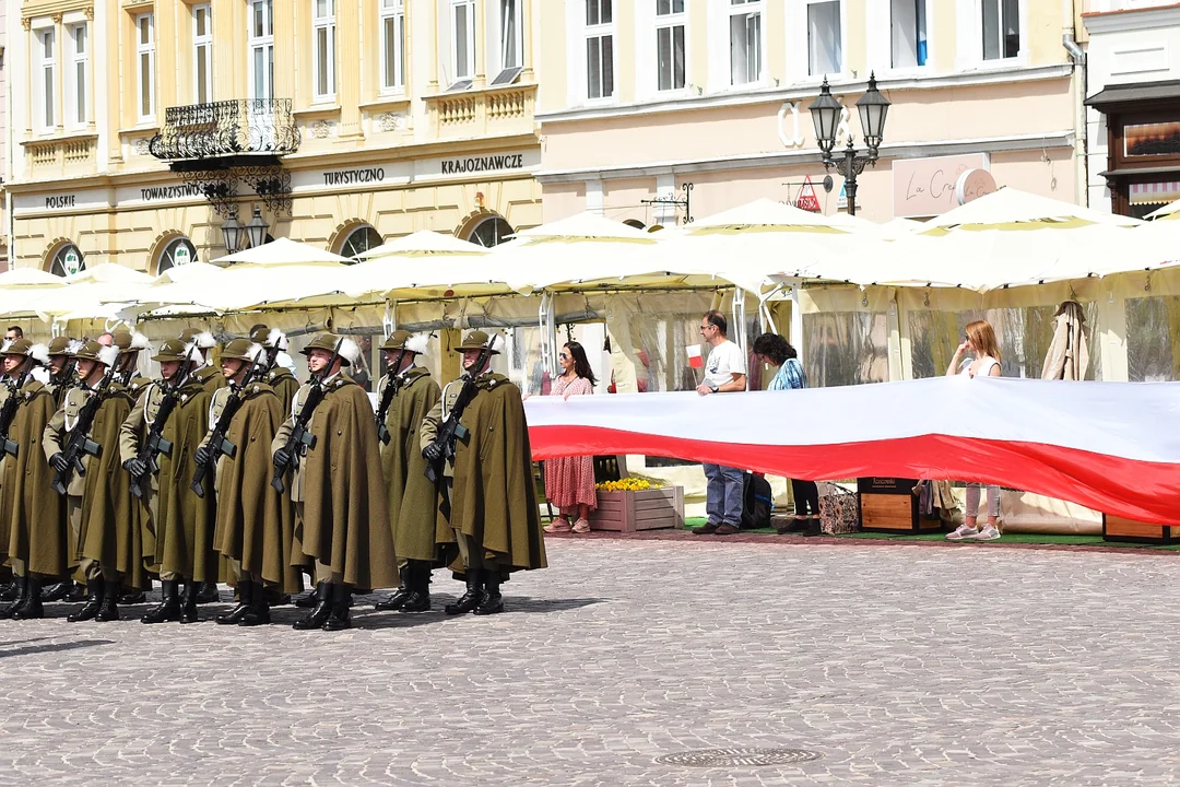 Obchody Dnia Flagi Rzeczypospolitej Polskiej na Rynku w Rzeszowie