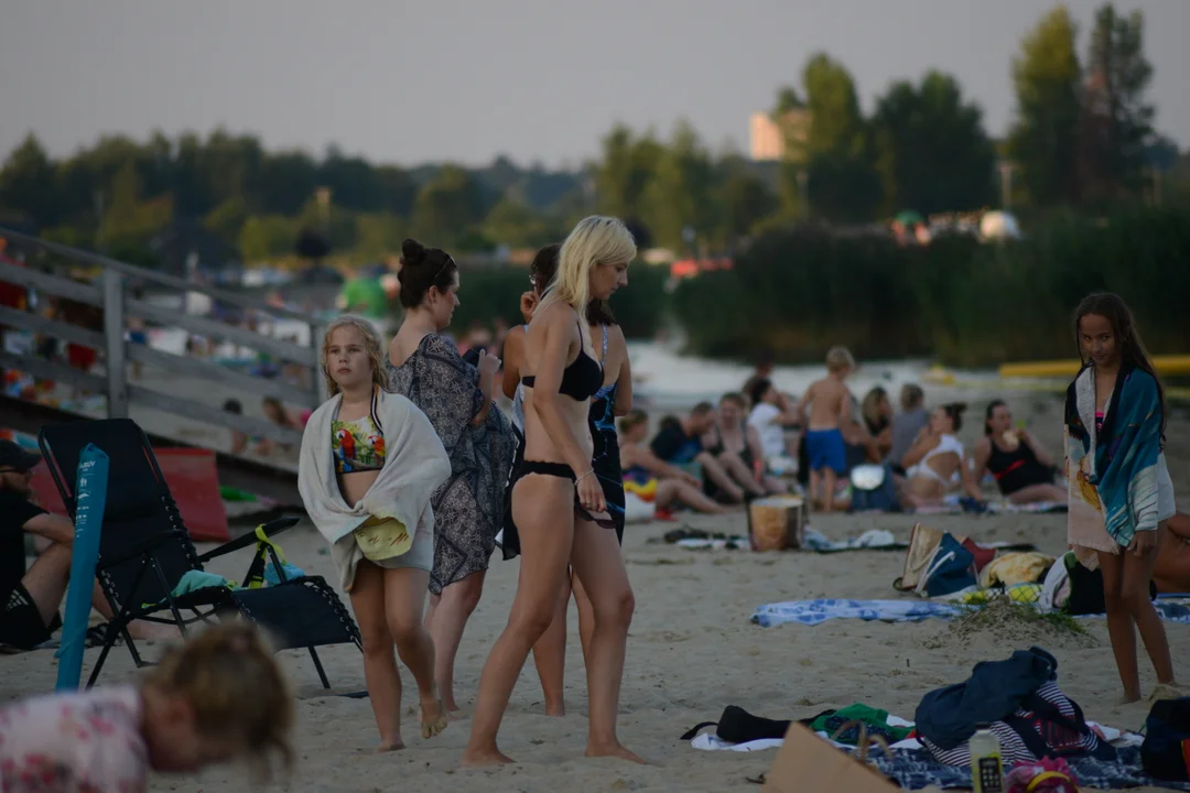 Jezioro Tarnobrzeskie w czwartkowy wieczór. Sporo osób szukało ochłody na plaży [ZDJĘCIA] - Zdjęcie główne