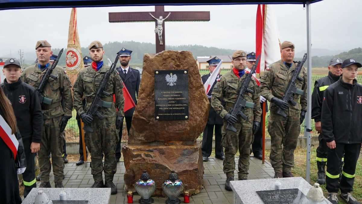 W hołdzie poległym. Uroczystości rocznicowe na cmentarzu w Uhercach Mineralnych [ZDJĘCIA, WIDEO] - Zdjęcie główne