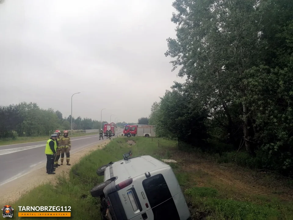 Bus wylądował w rowie przy obwodnicy Tarnobrzega