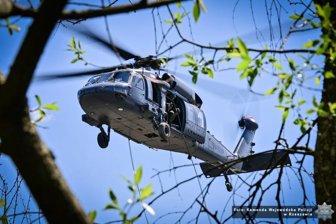 Ćwiczenia wysokościowe z wykorzystaniem policyjnego śmigłowca Black Hawk