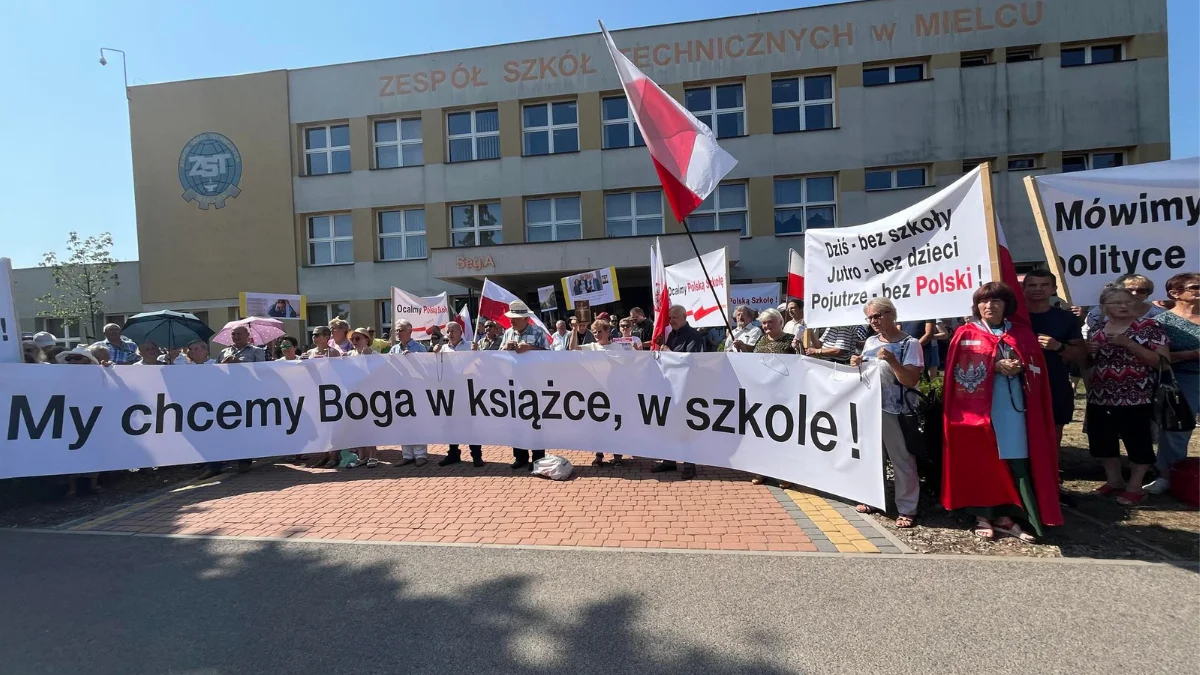 "My chcemy Boga w książce, w szkole!" Protest pod ZST w Mielcu [ZDJĘCIA] - Zdjęcie główne