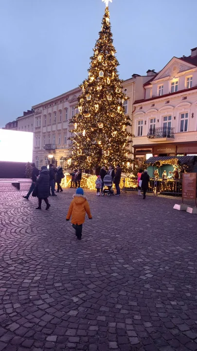 Świąteczne Miasteczko w Rzeszowie w sobotni wieczór [ZDJĘCIA, WIDEO]